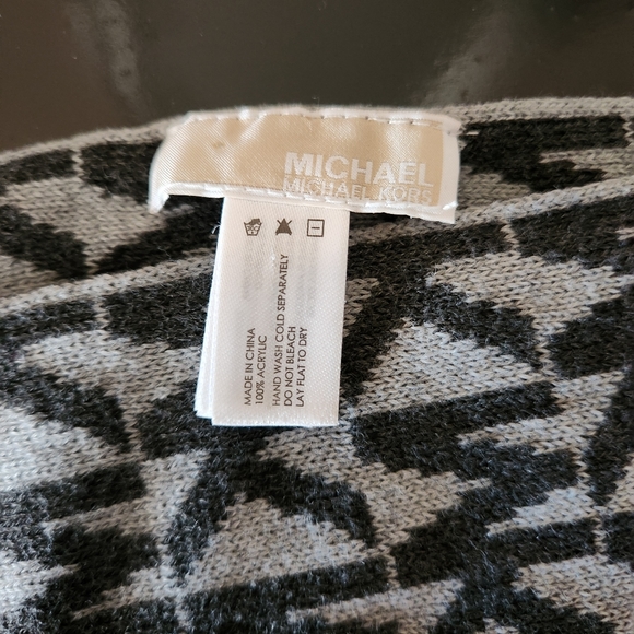 Michael Kors Signature Logo Black & Gray Scarf - Picture 3 of 6